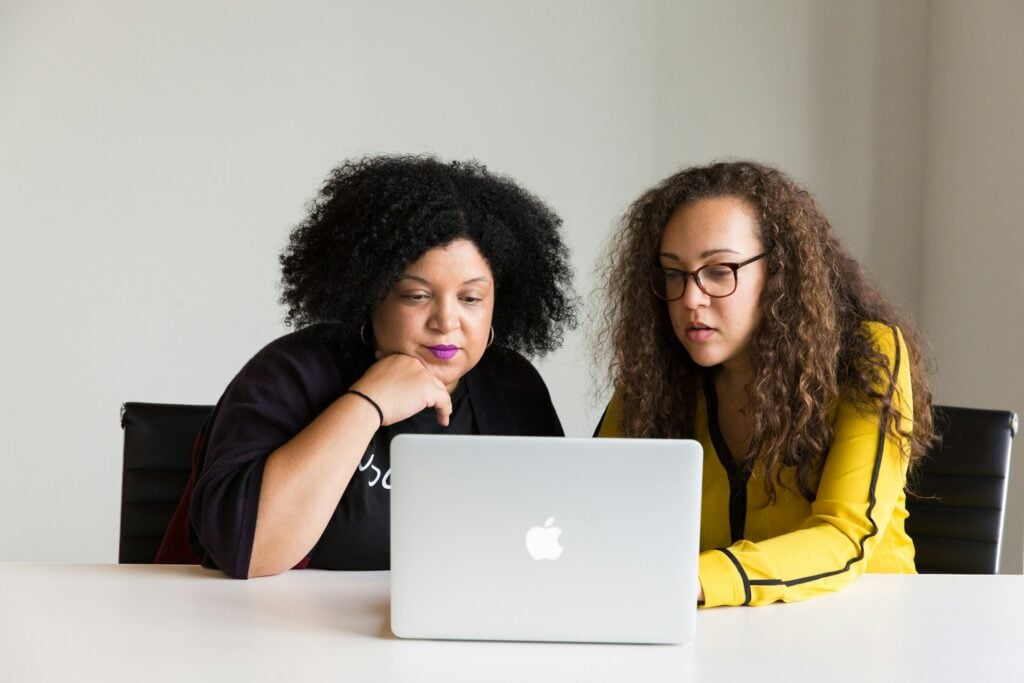 women on a laptop - Google Chrome Spell Checker Not Working