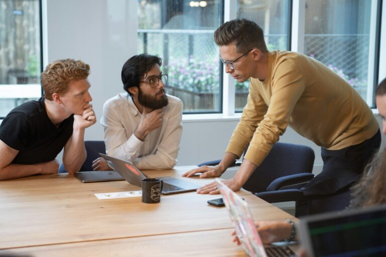 employees on a laptop - Harvest vs Toggl