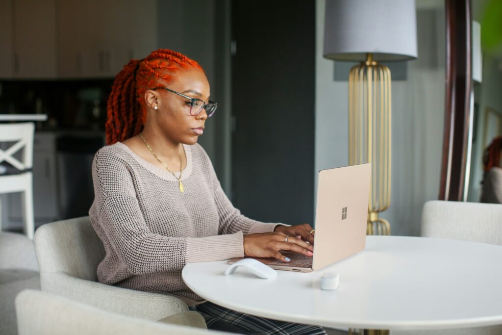 woman on a laptop - Timeular Alternatives